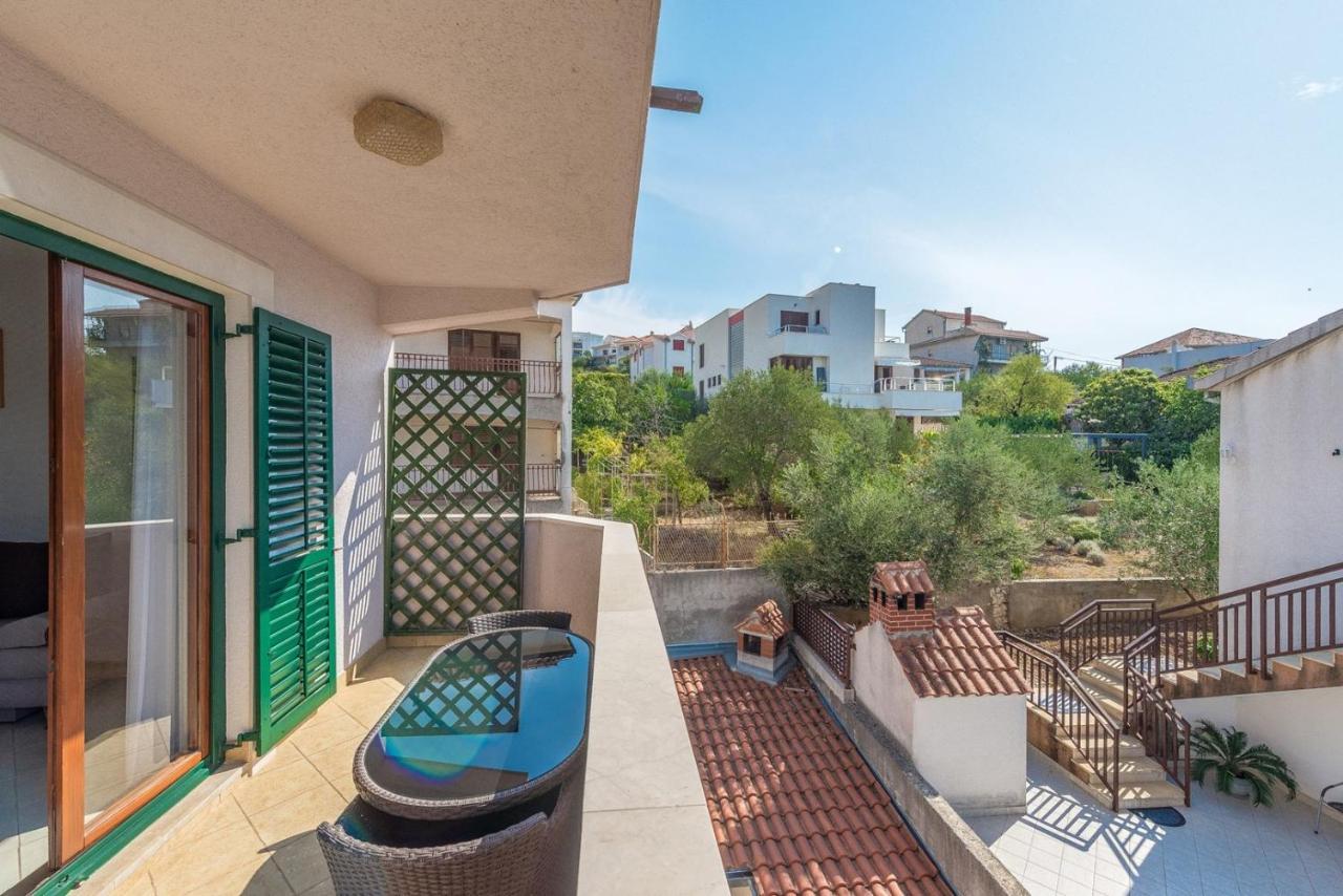Apartments Ivana-Mira Okrug Gornji Esterno foto